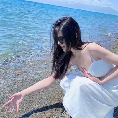小资女孩向前冲海报